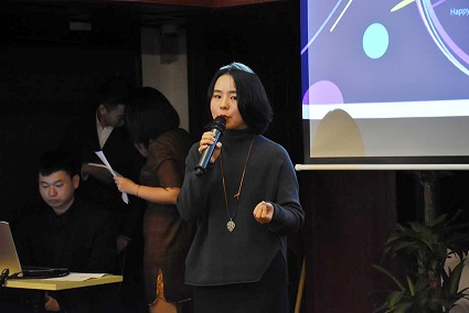上海玛祖铭立家具有限公司市场部品牌经理彭茜女士进行颁奖仪式.jpg