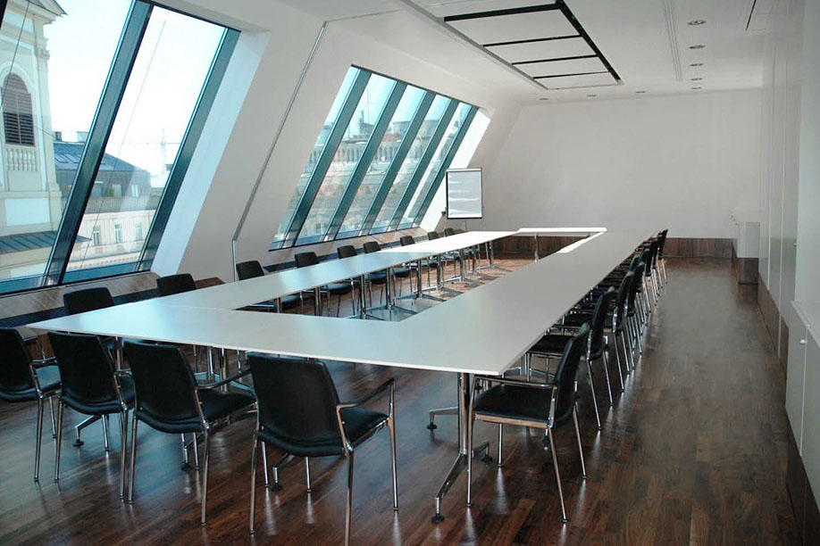 8400_6___4215_3_Erste_Bank_Vienna,_conference_room_1[1].jpg